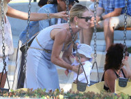 EXKLUSIV - Rosie Huntington-Whiteley spielt mit Klein Jack im Park