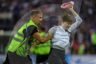 WM 2018 - Bandmitglieder der russischen Punk Band "Pussy Riot" stürmen den Final "Frankreich : Kroatien"