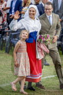 PEOPLE - Prinzessin Estelle sichtlich gelangweilt bei der Geburtstagsfeier ihrer Mutter Victoria