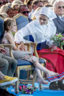 PEOPLE - Prinzessin Estelle sichtlich gelangweilt bei der Geburtstagsfeier ihrer Mutter Victoria