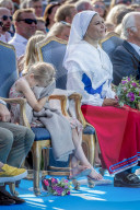 PEOPLE - Prinzessin Estelle sichtlich gelangweilt bei der Geburtstagsfeier ihrer Mutter Victoria