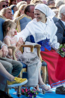 PEOPLE - Prinzessin Estelle sichtlich gelangweilt bei der Geburtstagsfeier ihrer Mutter Victoria