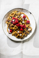 Waffeln mit Himbeeren und Nüssen, Waffles with raspberryand nut
