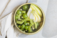 Müsli mit grünem Obst, Cereal with green fruit