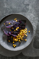 Rotkohl & Kichererbsen geröstet mit Brombeeren, Red cabbage & chickpea roasted with blackberry