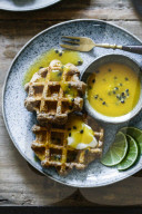 Haselnuss-Waffeln mit Mango & Passionsfrucht, Hazelnut waffles with mango and passion fruit