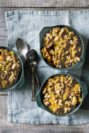 Goldener Hirseauflauf mit Steinobst, Golden millet casserole with stone fruit