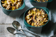 Goldener Hirseauflauf mit Steinobst, Golden millet casserole with stone fruit