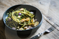 Pasta mit gebratenen Radieschen, Pasta with fried radishes