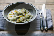 Petersilienravioli mit Möhren-Haselnuss-Füllung, Parsley ravioli with carrot and hazelnut filling