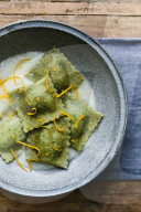 Petersilienravioli mit Möhren-Haselnuss-Füllung, Parsley ravioli with carrot and hazelnut filling