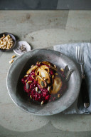 Rote Bete Risotto mit Steinpilzen und frittiertem Salbei, Beetroot risotto with porcini mushrooms and fried sage