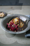 Rote Bete Risotto mit Steinpilzen und frittiertem Salbei, Beetroot risotto with porcini mushrooms and fried sage