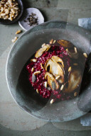 Rote Bete Risotto mit Steinpilzen und frittiertem Salbei, Beetroot risotto with porcini mushrooms and fried sage