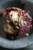 Rote Bete Risotto mit Steinpilzen und frittiertem Salbei, Beetroot risotto with porcini mushrooms and fried sage
