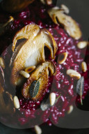 Rote Bete Risotto mit Steinpilzen und frittiertem Salbei, Beetroot risotto with porcini mushrooms and fried sage