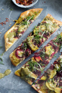 Vegane Rote-Bete-Pizza mit Kürbis, Vegan spiralized beet and squash pizza