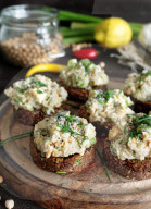 Brot mit Kichererbsen-Salat, Smashed chickpea salad bites