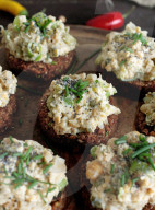 Brot mit Kichererbsen-Salat, Smashed chickpea salad bites