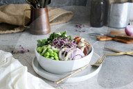 Buddha Bowl mit Kohl und Edamame, Buddha Bowl with kale and edamame