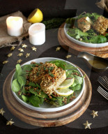 Veganes Tempeh mit Zitronen-Walnusskruste und Zitronen-Thymian-Butter, Vegan Lemon and walnut crusted tempeh with lemon-thyme butter