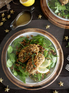 Veganes Tempeh mit Zitronen-Walnusskruste und Zitronen-Thymian-Butter, Vegan Lemon and walnut crusted tempeh with lemon-thyme butter
