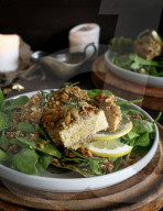 Veganes Tempeh mit Zitronen-Walnusskruste und Zitronen-Thymian-Butter, Vegan Lemon and walnut crusted tempeh with lemon-thyme butter