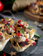 Rotkohl-Maronen-Cups, Red cabbage and chestnut stuffed phyllo cups