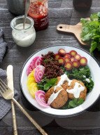 Rote Linsen Falafel mit Cashew Tzatziki, Red lentil falafel with cashew tzatziki