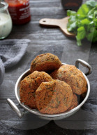Rote Linsen Falafel mit Cashew Tzatziki, Red lentil falafel with cashew tzatziki