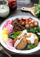 Rote Linsen Falafel mit Cashew Tzatziki, Red lentil falafel with cashew tzatziki
