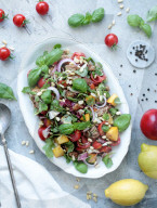 Brotsalat (Panzanella) mit Nektarinen, Summer panzanella salad with nectarines