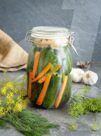 Eingelegtes Gemüse, Homemade fermented dill pickles