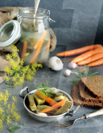 Eingelegtes Gemüse, Homemade fermented dill pickles