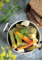 Eingelegtes Gemüse, Homemade fermented dill pickles