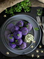 Kartoffel-Bällchen mit Cashew-Käse-Füllung, Cashew cheese stuffed purple potato balls