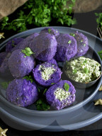 Kartoffel-Bällchen mit Cashew-Käse-Füllung, Cashew cheese stuffed purple potato balls