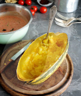 Step Gebackener Spaghetti-Kürbis mit cremiger Tomatensoße, Step Baked Spaghetti Squash with cremy tomato sauce, capers and olives