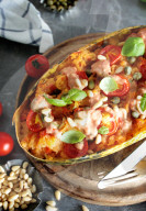 Gebackener Spaghetti-Kürbis mit cremiger Tomatensoße, Baked Spaghetti Squash with cremy tomato sauce, capers and olives