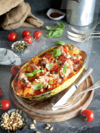 Gebackener Spaghetti-Kürbis mit cremiger Tomatensoße, Baked Spaghetti Squash with cremy tomato sauce, capers and olives