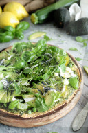 Vegane Grüne Tortilla Pizza mit Avocado, Vegan green tortilla pizza with avocado