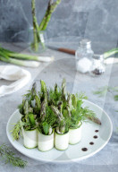 Einfache Zucchini-Röllchen (Rohkost), Simple raw zucchini roll-ups