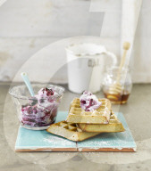 Waffeln mit Heidelbeersahne, Waffles with Blueberry Cream