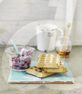 Waffeln mit Heidelbeersahne, Waffles with Blueberry Cream