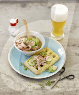 Waffeln mit Leberkäse-Salat nach bayrischer Art, 