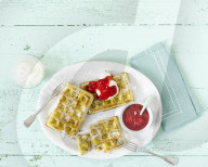 Waffeln mit Erdbeersauce, Waffles with Strawberry Sauce