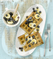Waffeln mit Banane und Heidelbeeren, Waffles with Banana and Blueberries