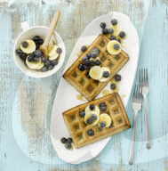 Waffeln mit Banane und Heidelbeeren, Waffles with Banana and Blueberries