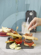 Waffelburger mit Bacon und Chips, Waffle Burger with Bacon and Chips