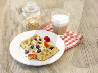 Müsliwaffeln mit Beeren, Cereal Waffles with Berries